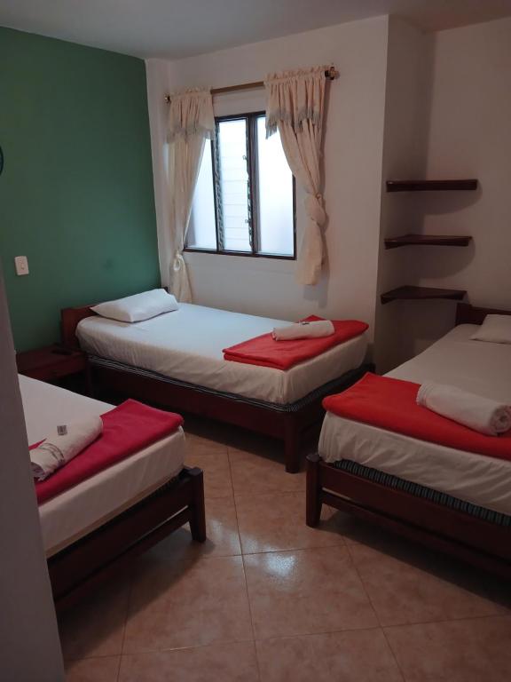 Postel nebo postele na pokoji v ubytování Hotel Lagos de Guatape