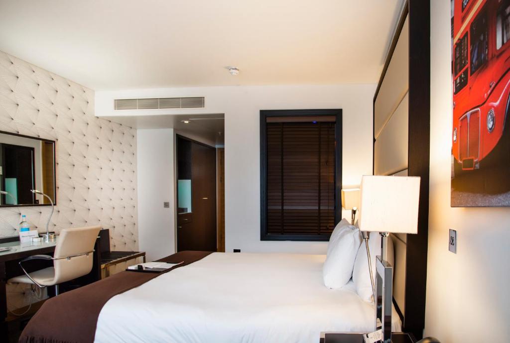 TV a/nebo společenská místnost v ubytování Pestana Chelsea Bridge Hotel & SPA