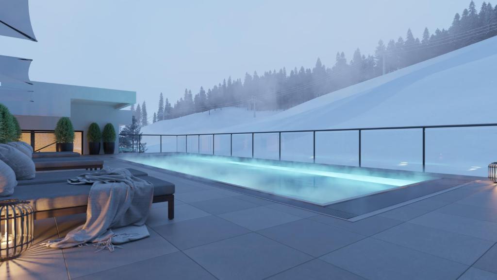 una piscina en la parte superior de un edificio en Bergresort Berwanger Hof by ALPS RESORTS, en Berwang