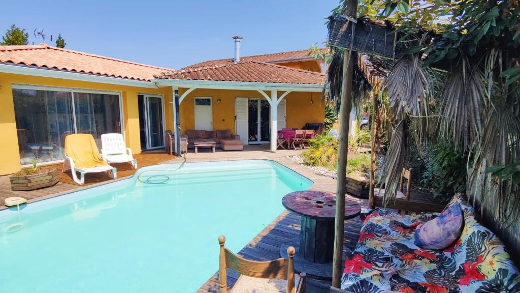 une piscine devant une maison dans l'établissement La chambre Soleil, à Gujan-Mestras