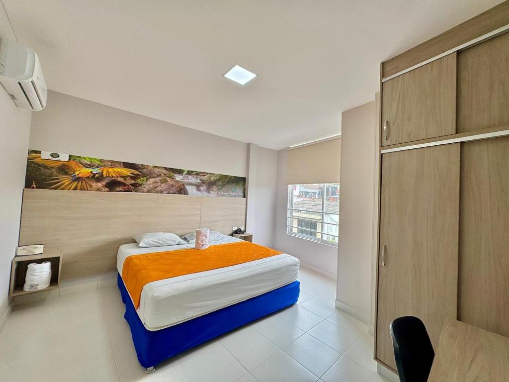 弗洛伦西亚HOTEL G22 COLECTION的卧室里有一张床，墙上挂着一幅画