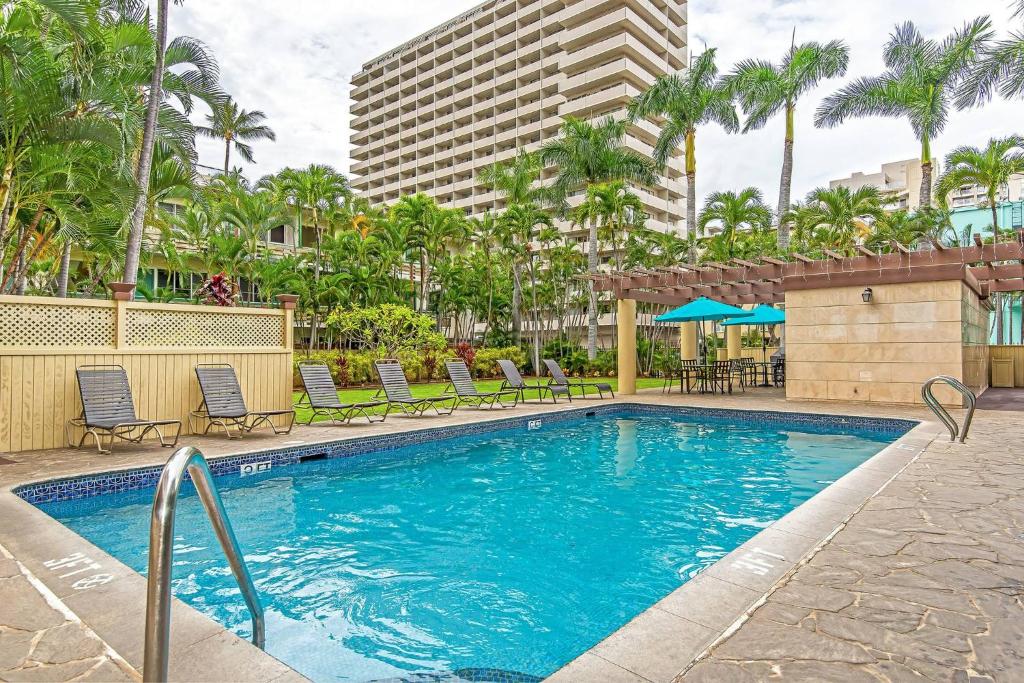 Bazén v ubytování Honu Hale Penthouse 2 BDR Ocean View Waikiki nebo v jeho okolí