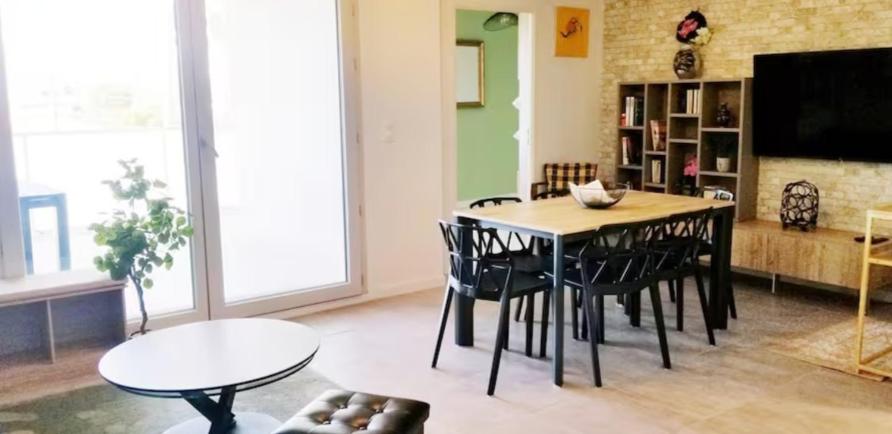 TV a/nebo společenská místnost v ubytování Superbe appartement neuf avec terrasse et parking privé