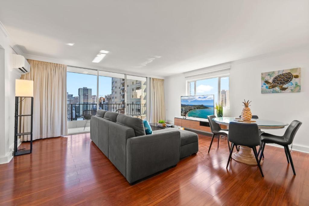Posezení v ubytování Honu Hale Penthouse 2 BDR Ocean View Waikiki