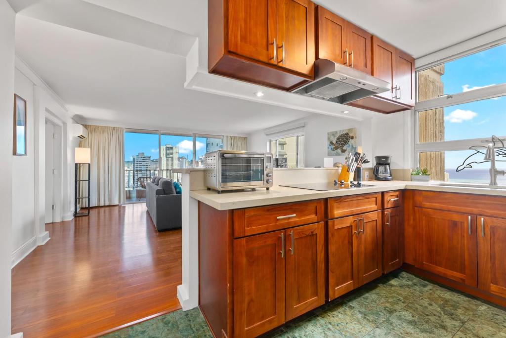 Kuchyň nebo kuchyňský kout v ubytování Honu Hale Penthouse 2 BDR Ocean View Waikiki