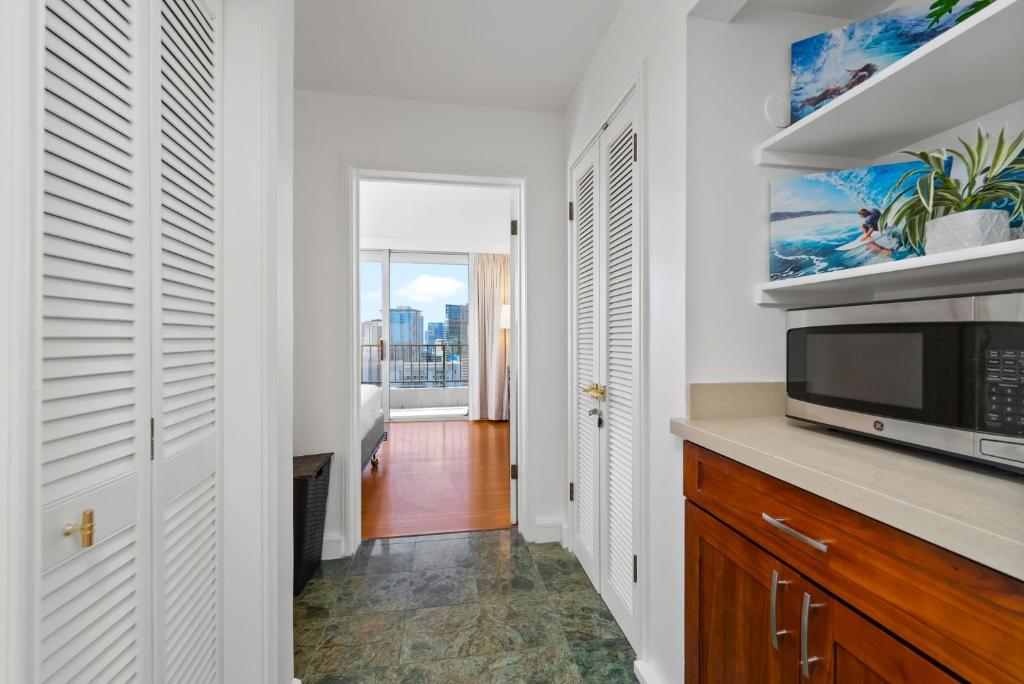 Kuchyň nebo kuchyňský kout v ubytování Honu Hale Penthouse 2 BDR Ocean View Waikiki