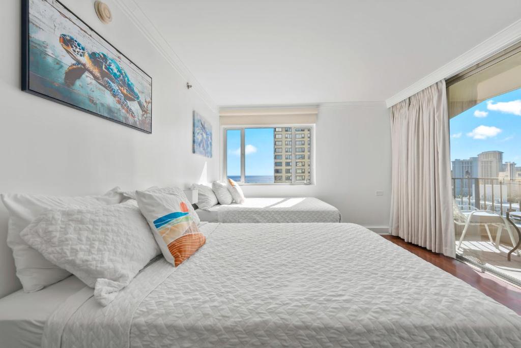 Postel nebo postele na pokoji v ubytování Honu Hale Penthouse 2 BDR Ocean View Waikiki