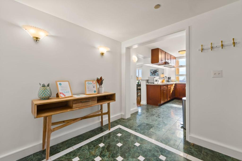 Kuchyň nebo kuchyňský kout v ubytování Honu Hale Penthouse 2 BDR Ocean View Waikiki