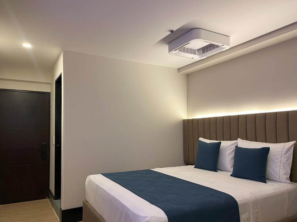 Postel nebo postele na pokoji v ubytování Hotel Continental ByHours