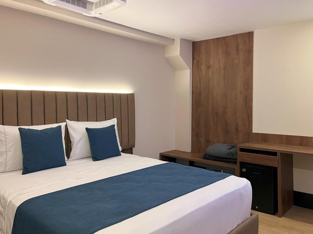 Postel nebo postele na pokoji v ubytování Hotel Continental ByHours