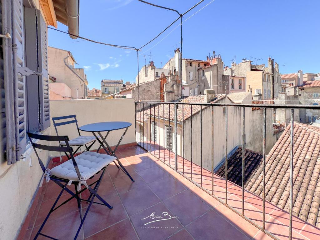 un balcon avec une table et des chaises sur un balcon dans l'établissement Lo Duplex au coeur du centre-ville - 4 couchages - Terrasse, à Toulon