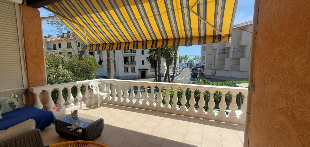 d'un balcon avec une clôture blanche et une vue sur une rue. dans l'établissement Frejus Plage a 50m des plages, 1er etage de villa, à Fréjus
