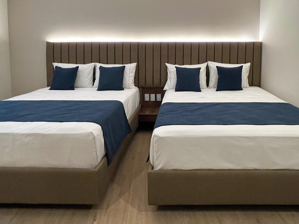 Postel nebo postele na pokoji v ubytování Hotel Continental ByHours