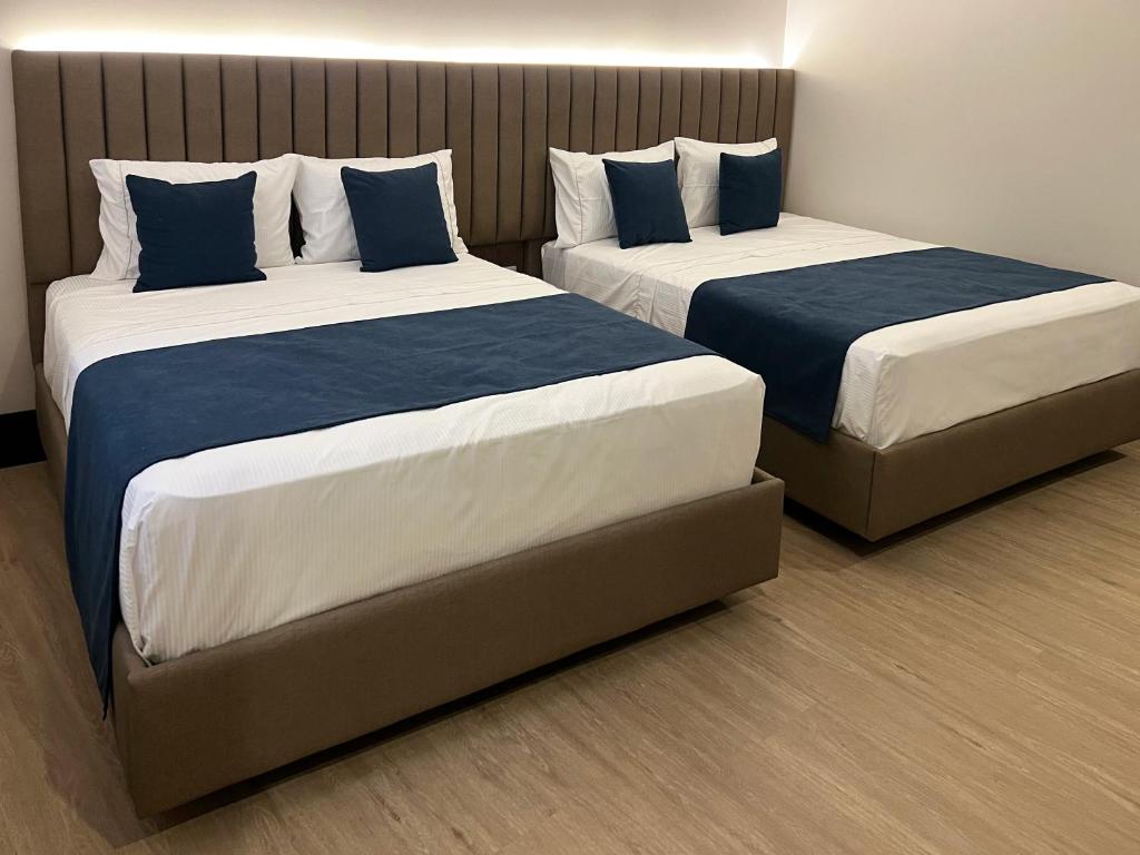 Postel nebo postele na pokoji v ubytování Hotel Continental ByHours