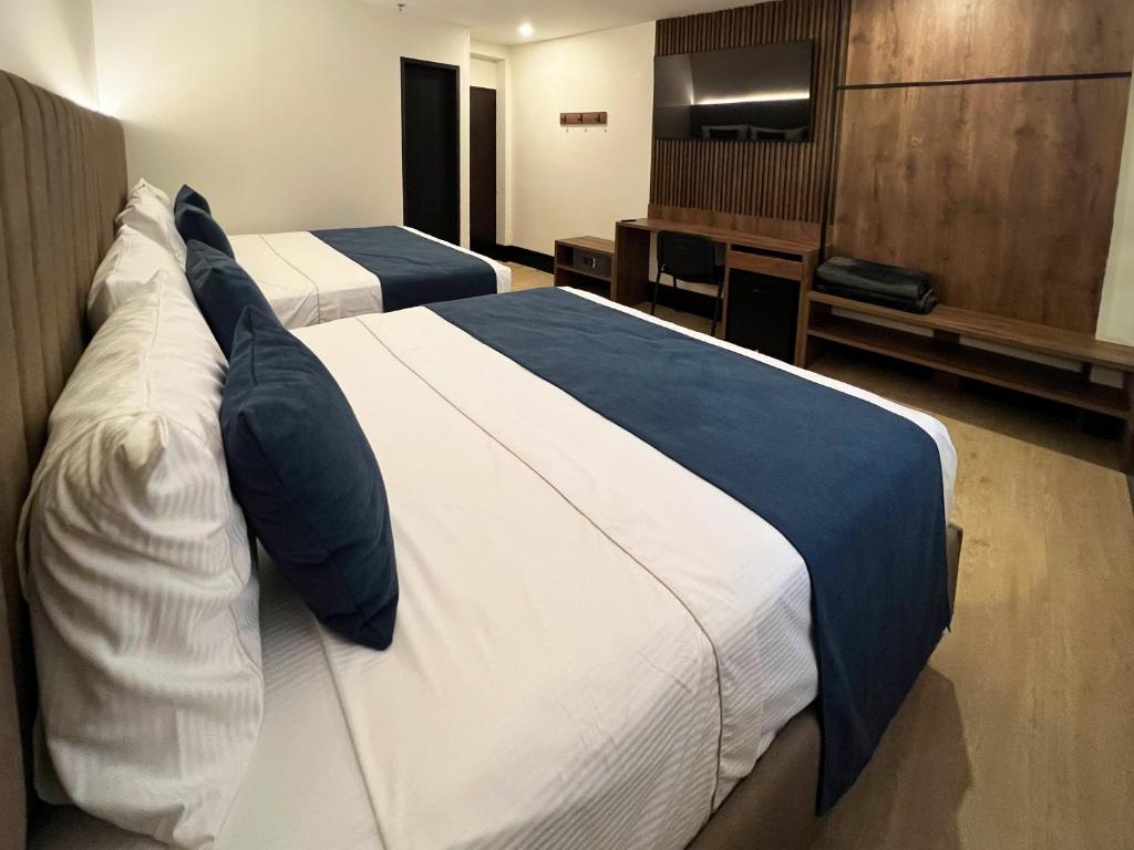 Postel nebo postele na pokoji v ubytování Hotel Continental ByHours