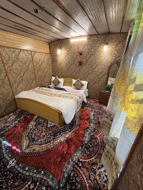 Postel nebo postele na pokoji v ubytování Houseboat New Suzan