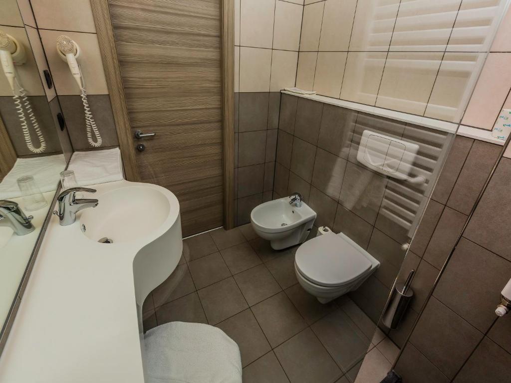 Koupelna v ubytování Campione Univela Rooms & Beds - Private Beach