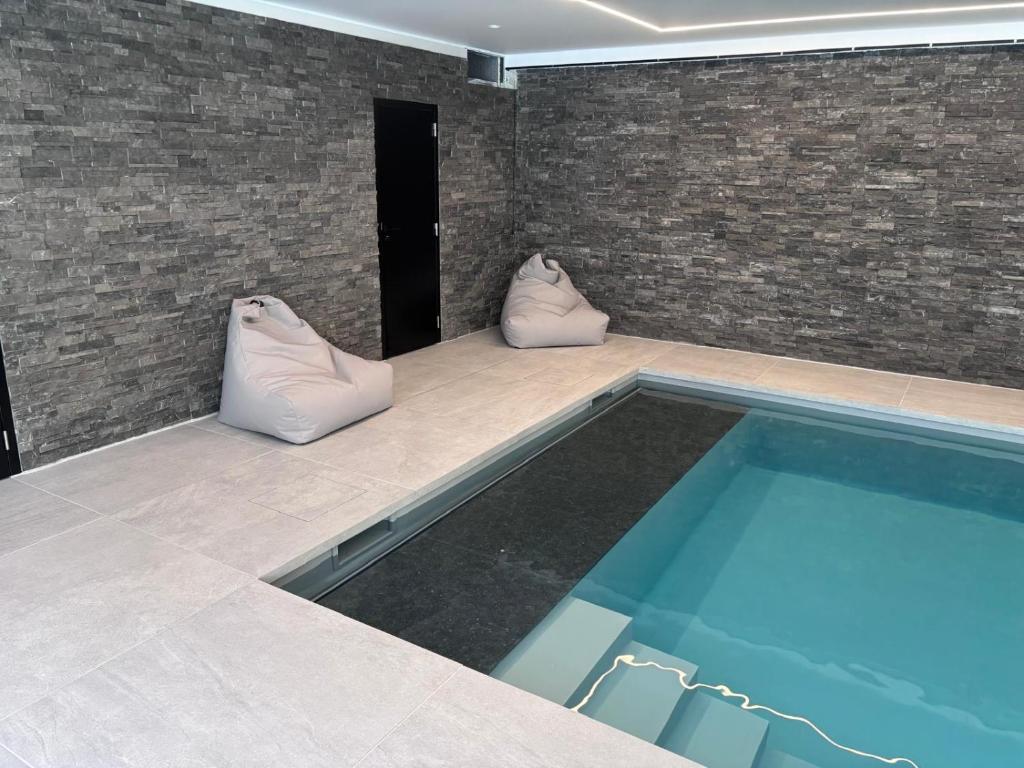 Bazén v ubytování Le loft avec jacuzzi privatif - Domaine aux charmes d'Ethan nebo v jeho okolí