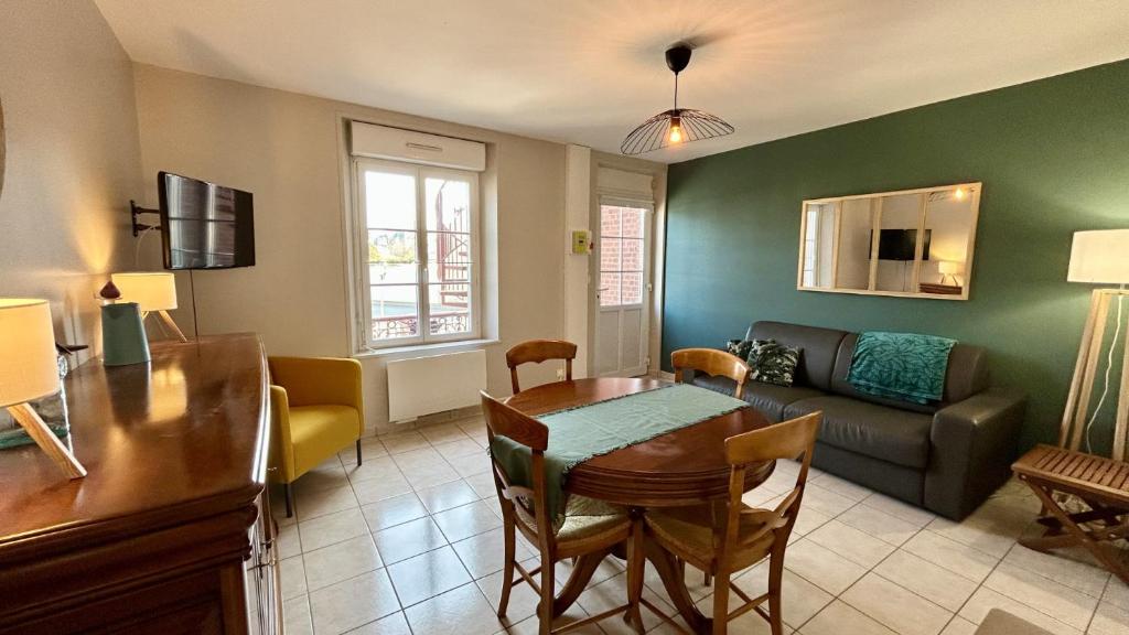 un salon avec une table et un canapé dans l'établissement Tribord, charmante maison en duplex au cœur du Crotoy – Idéale pour un séjour en Baie de Somme, au Crotoy