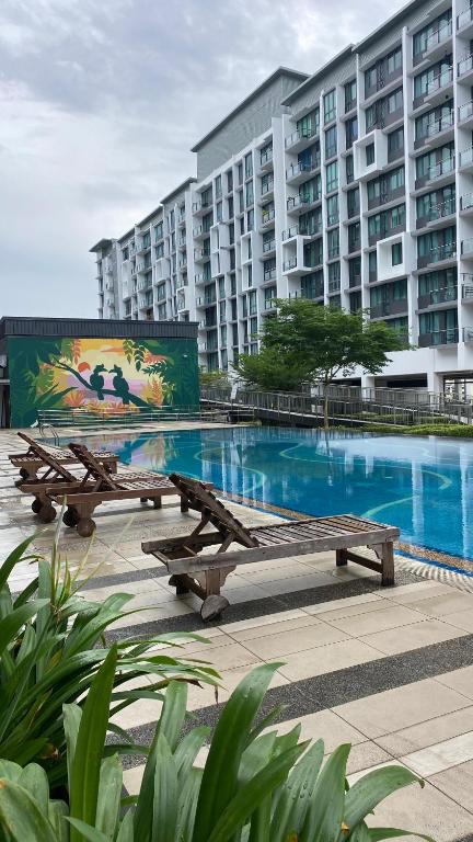 Bazén v ubytování 3BR Jazz Suites Vivacity Megamall Kuching Sarawak nebo v jeho okolí