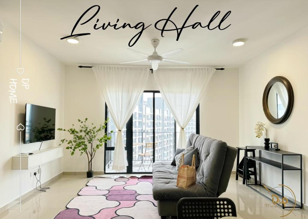 シャー・アラムにあるSpacios Cozy Homestay Huni at Setia Alam KL 3 rooms 2 bathroomのソファと大きな窓のあるリビングルーム
