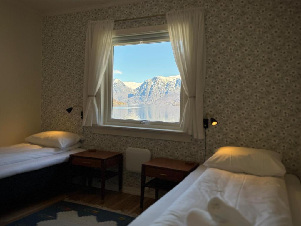 Postel nebo postele na pokoji v ubytování Svingen Guesthouse - Panoramic Fjord Views in Flåm