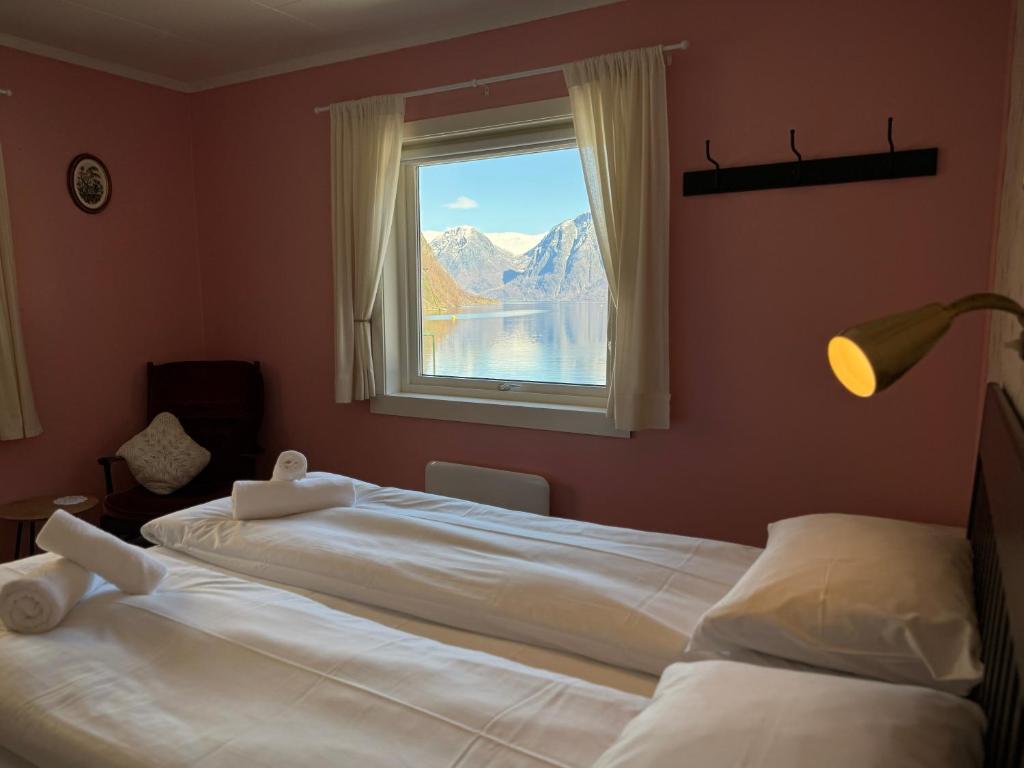 Postel nebo postele na pokoji v ubytování Svingen Guesthouse - Panoramic Fjord Views in Flåm