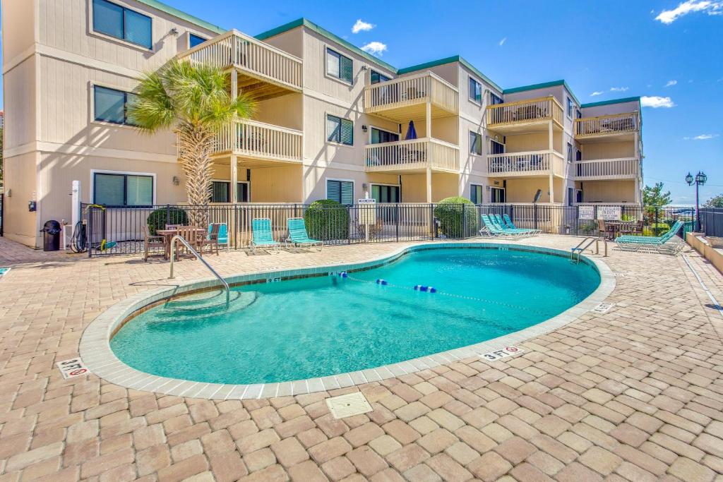 A piscina localizada em Walk to Beach and Pier Quiet Condo in Myrtle Beach ou nos arredores