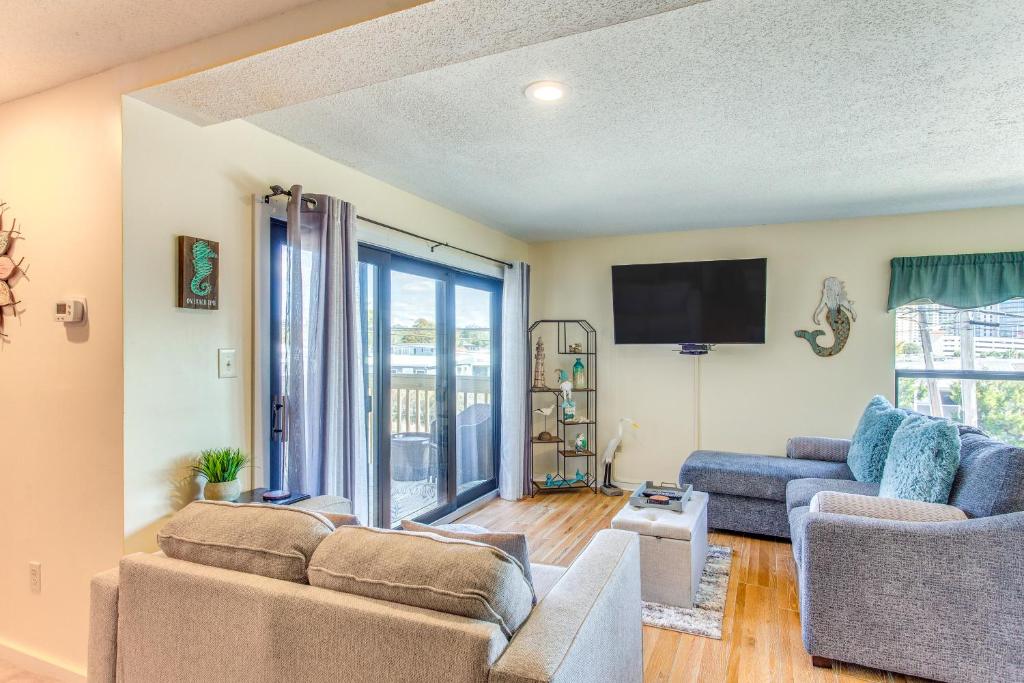 Uma TV ou centro de entretenimento em Walk to Beach and Pier Quiet Condo in Myrtle Beach