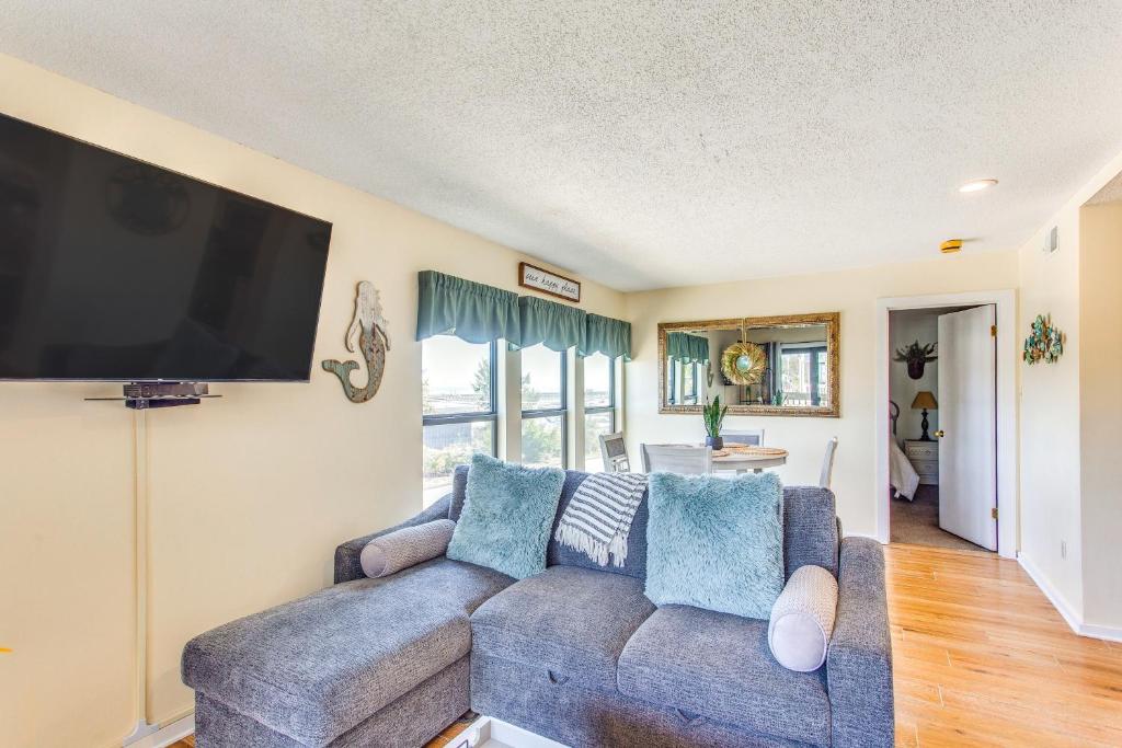 Uma área de estar em Walk to Beach and Pier Quiet Condo in Myrtle Beach