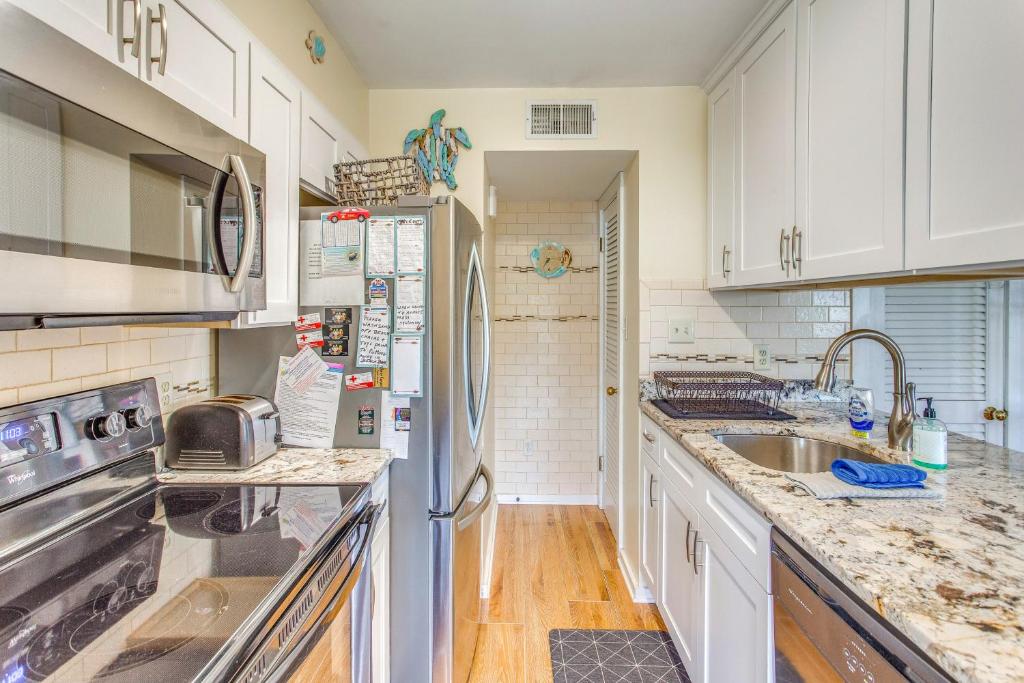 A cozinha ou cozinha compacta de Walk to Beach and Pier Quiet Condo in Myrtle Beach