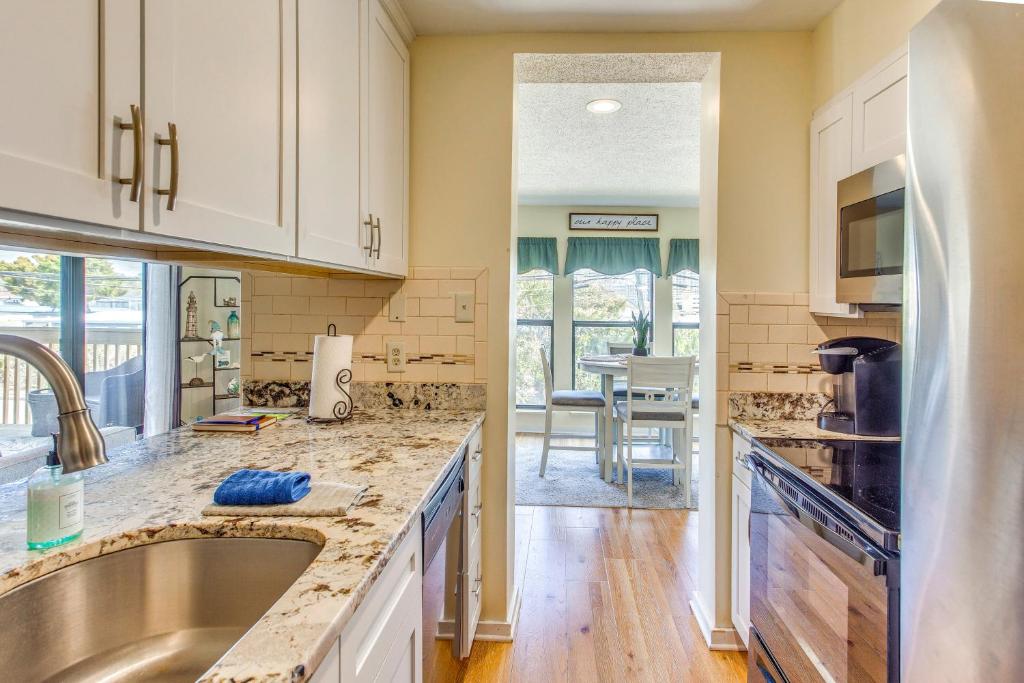 A cozinha ou cozinha compacta de Walk to Beach and Pier Quiet Condo in Myrtle Beach
