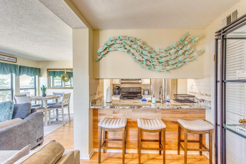 A cozinha ou cozinha compacta de Walk to Beach and Pier Quiet Condo in Myrtle Beach