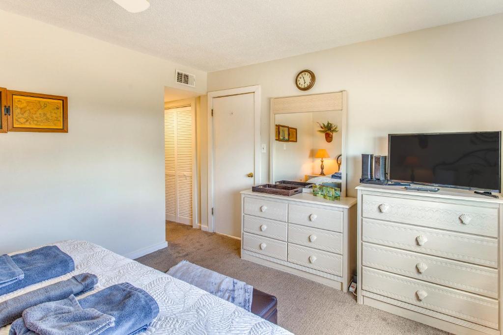 Uma TV ou centro de entretenimento em Walk to Beach and Pier Quiet Condo in Myrtle Beach