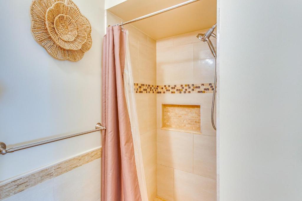 Um banheiro em Walk to Beach and Pier Quiet Condo in Myrtle Beach