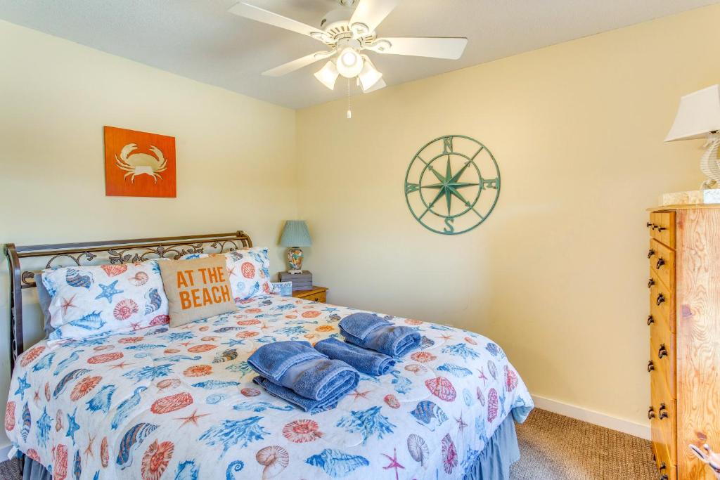 Cama ou camas em um quarto em Walk to Beach and Pier Quiet Condo in Myrtle Beach