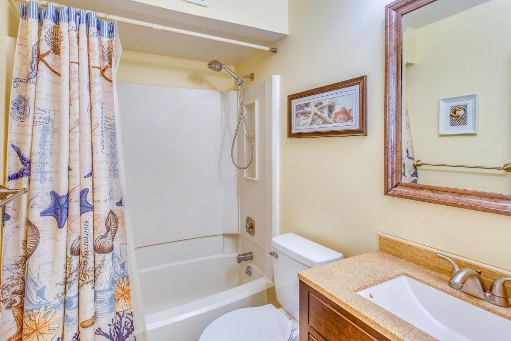Um banheiro em Walk to Beach and Pier Quiet Condo in Myrtle Beach