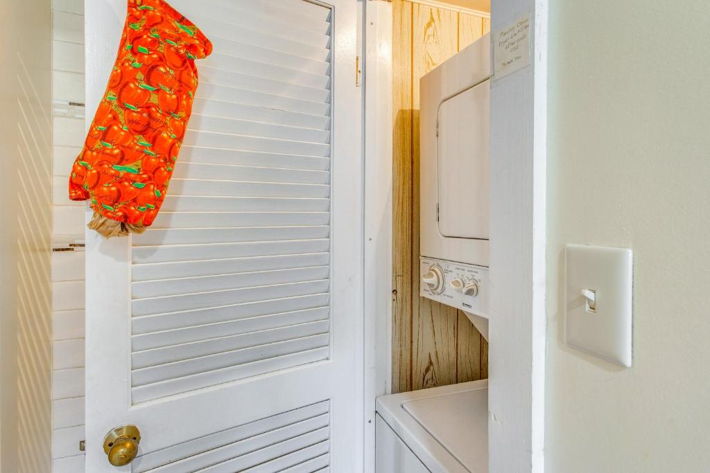 Um banheiro em Walk to Beach and Pier Quiet Condo in Myrtle Beach