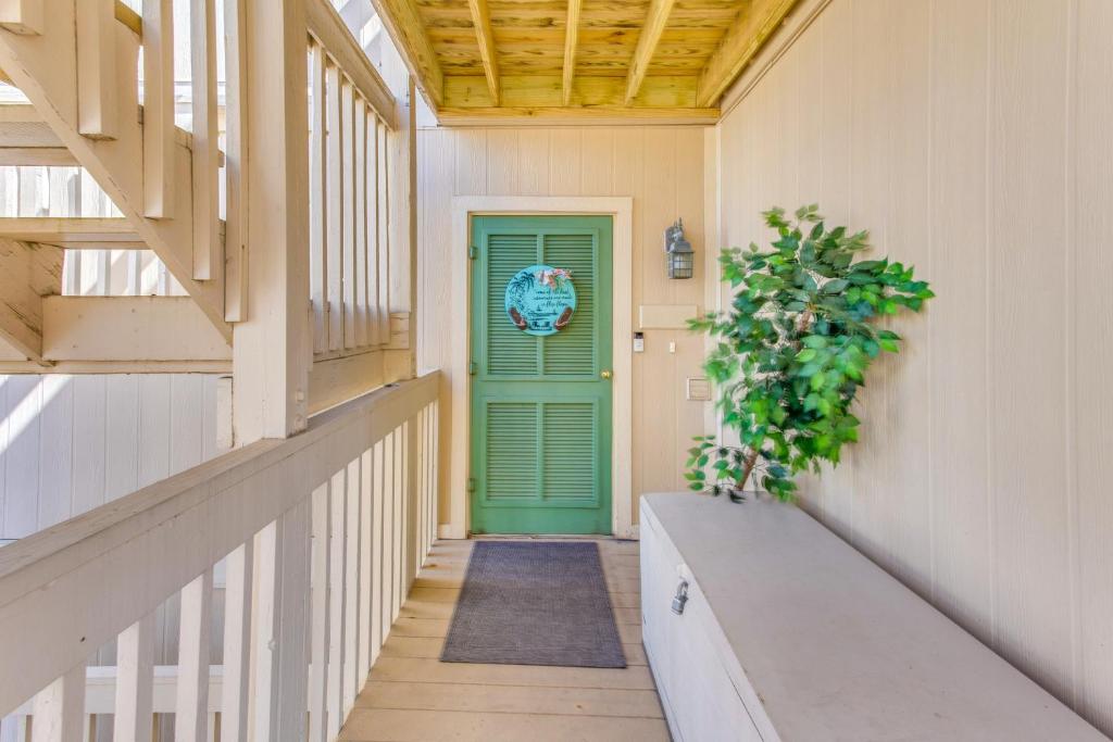 Foto da galeria de Walk to Beach and Pier Quiet Condo in Myrtle Beach em Myrtle Beach