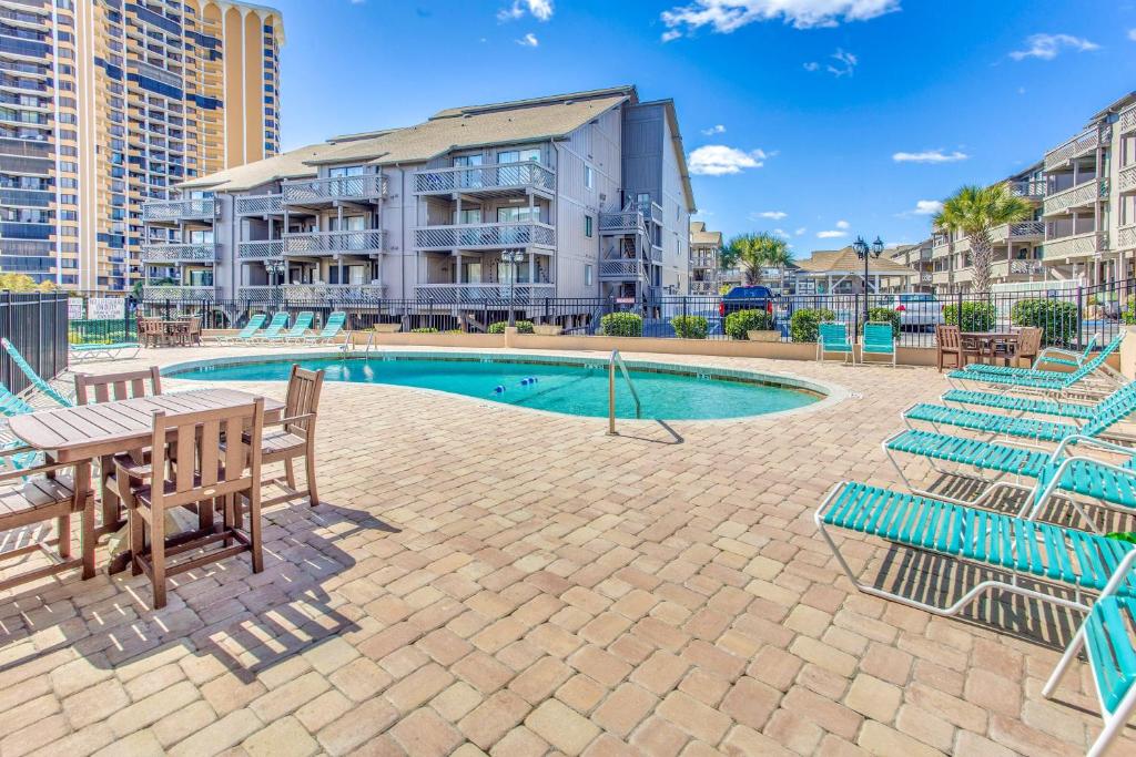 A piscina localizada em Walk to Beach and Pier Quiet Condo in Myrtle Beach ou nos arredores