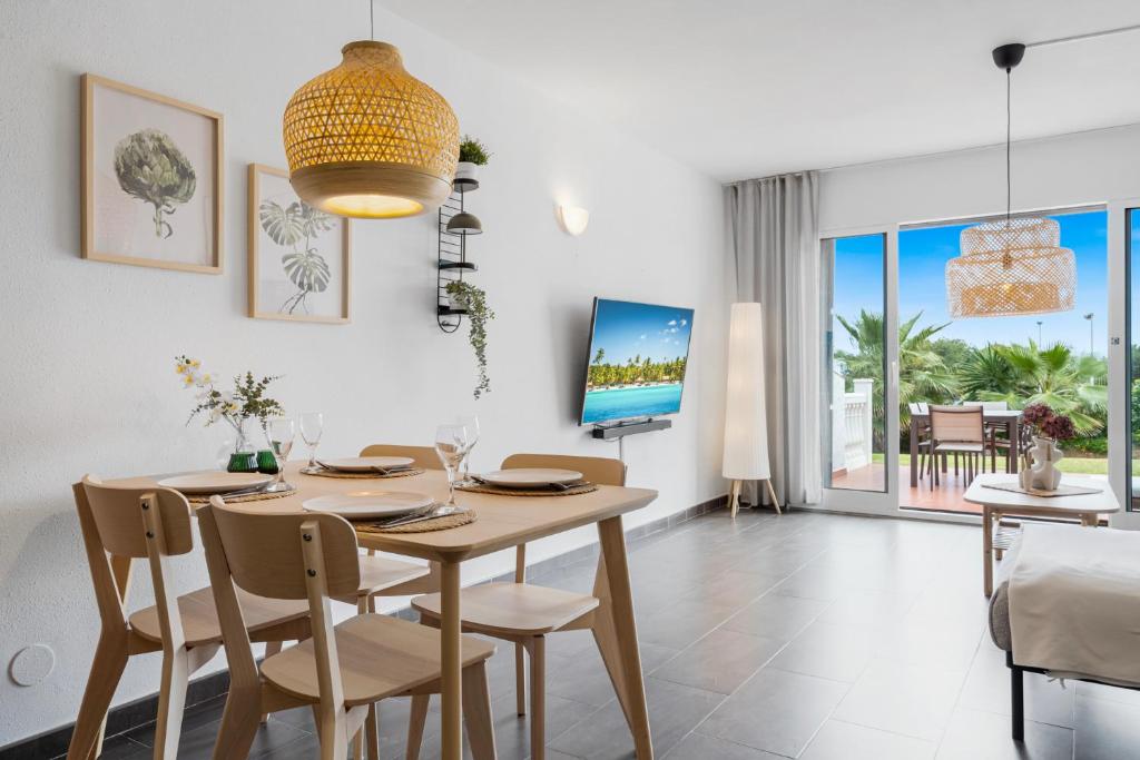 Televízia a/alebo spoločenská miestnosť v ubytovaní Charming seaview apartment with pool in La Cala by Costarentals - Ref 49