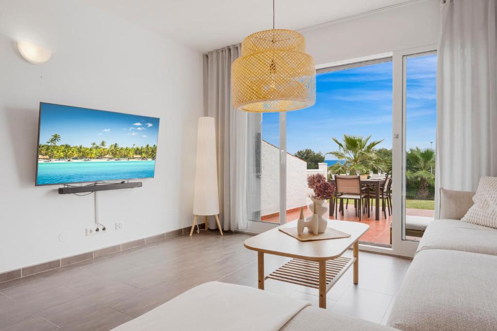 Televízia a/alebo spoločenská miestnosť v ubytovaní Charming seaview apartment with pool in La Cala by Costarentals - Ref 49