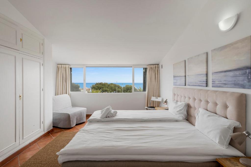 Posteľ alebo postele v izbe v ubytovaní Charming seaview apartment with pool in La Cala by Costarentals - Ref 49