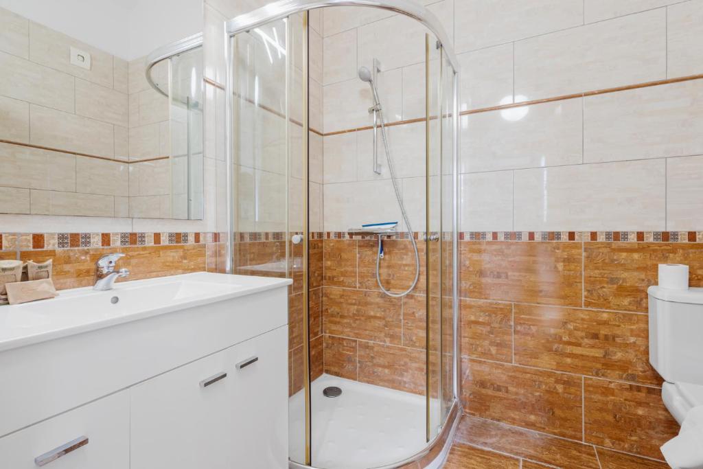 Kúpeľňa v ubytovaní Charming seaview apartment with pool in La Cala by Costarentals - Ref 49