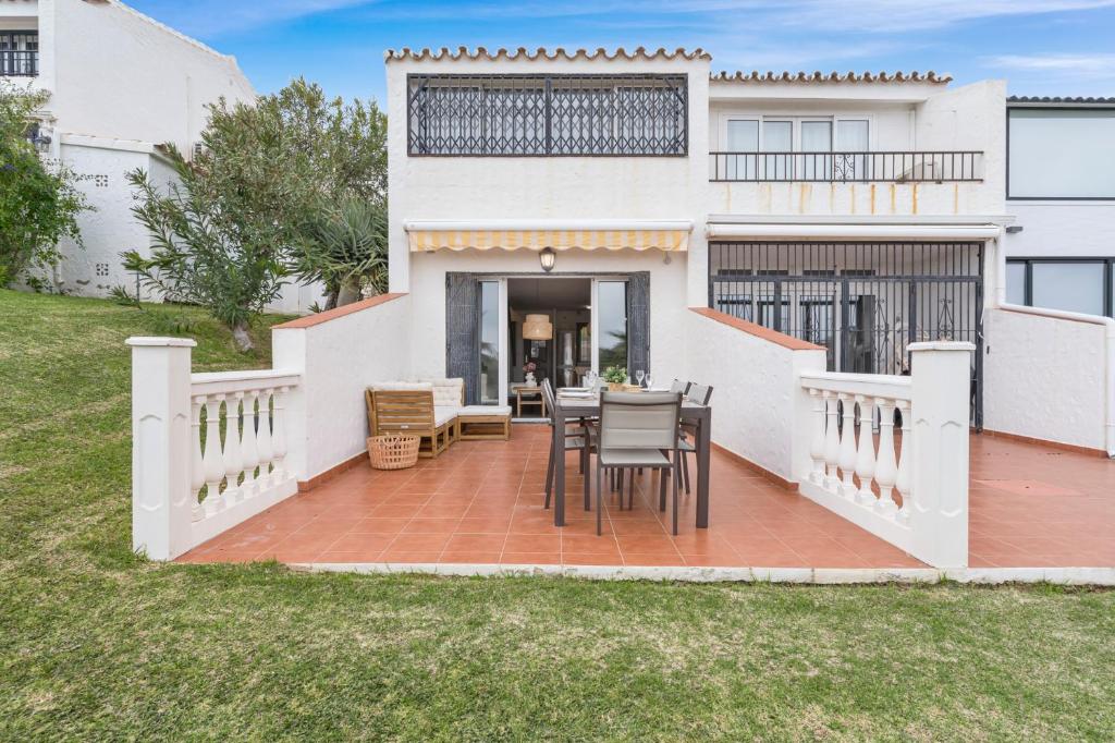 Balkón alebo terasa v ubytovaní Charming seaview apartment with pool in La Cala by Costarentals - Ref 49