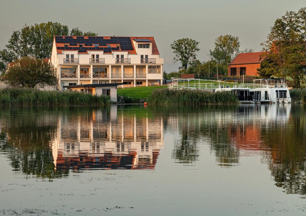 Výhled na řeku, která protéká v blízkosti penzionu