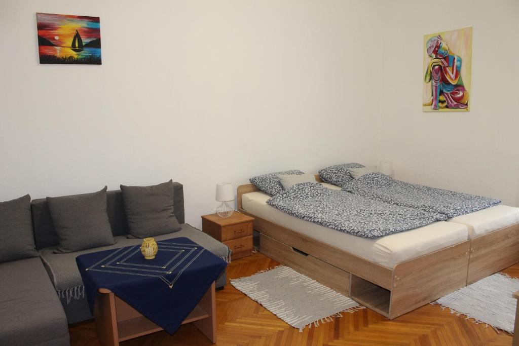 Postel nebo postele na pokoji v ubytování Fecske Apartman
