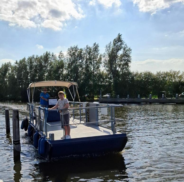 Výhled na řeku, která protéká v blízkosti chaty