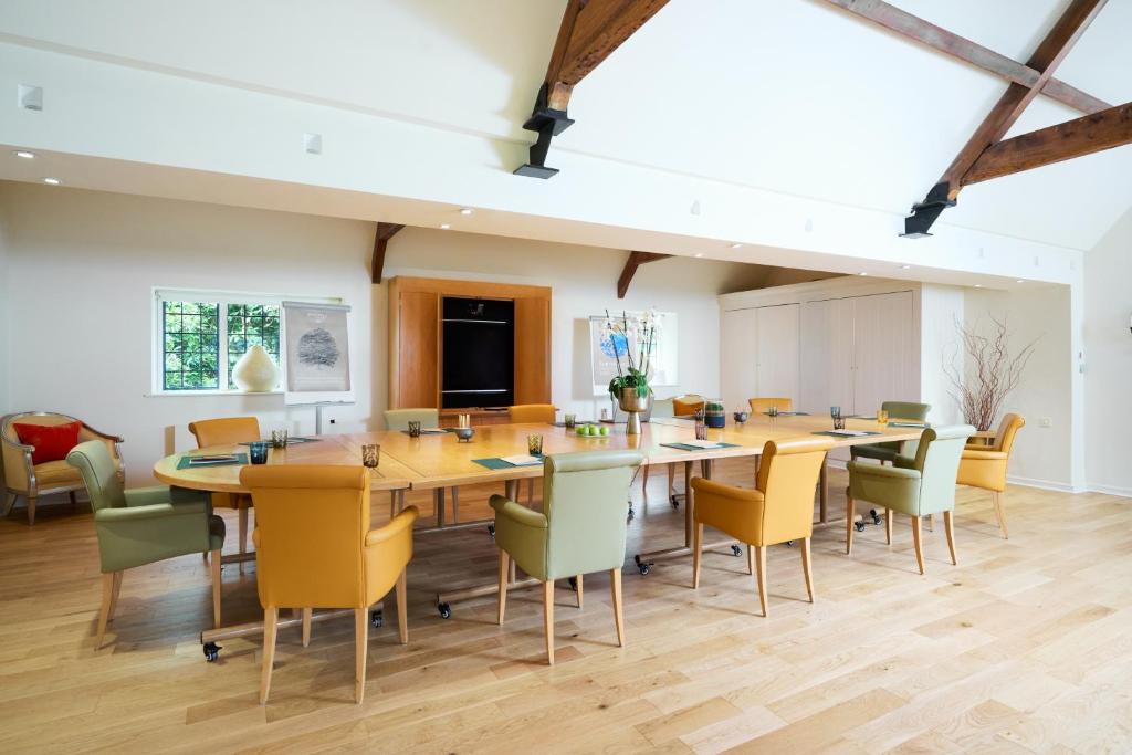 TV a/nebo společenská místnost v ubytování Whatley Manor