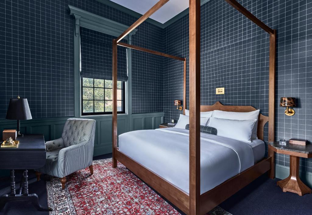 Postel nebo postele na pokoji v ubytování The Vanderbilt, Auberge Resorts Collection